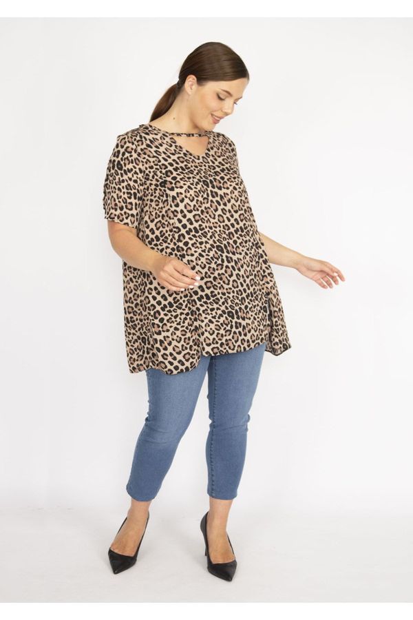 Şans Şans Women's Leo Plus Size Leopard Print Front Slit Blouse