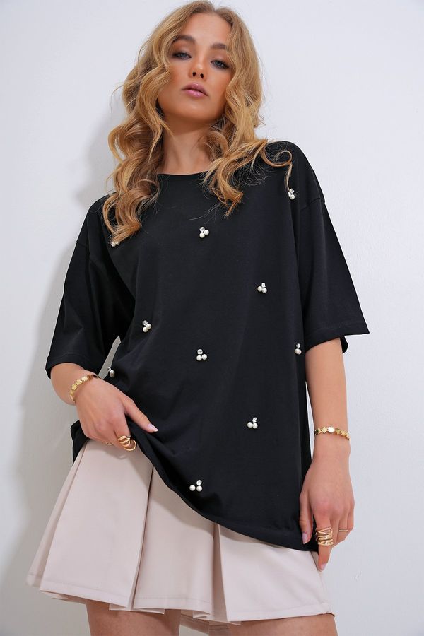 Trend Alaçatı Stili Trend Alaçatı Stili Women&#39;s Black Crew Neck Oversize Pearl and Stone Embroidered T-Shirt