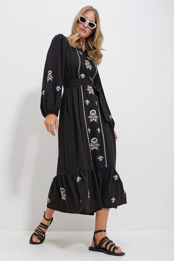 Trend Alaçatı Stili Trend Alaçatı Stili Women's Black Slit Neck Belted Embroidered Inner Lined Maxi Length Dress