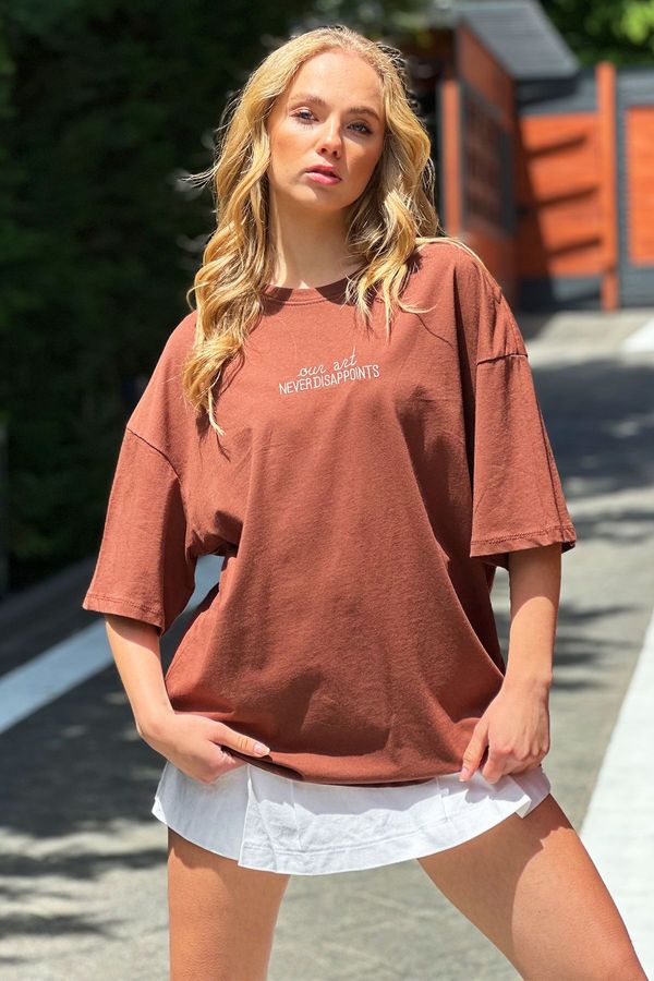 Trend Alaçatı Stili Trend Alaçatı Stili Women's Brown Crew Neck Front Embroidered Oversize T-Shirt