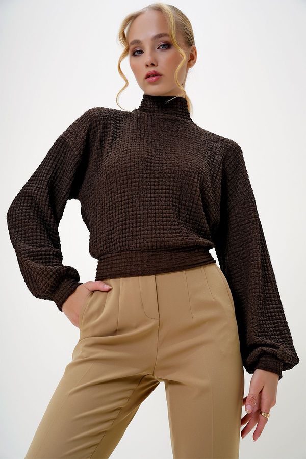 Trend Alaçatı Stili Trend Alaçatı Stili Women's Brown Half Turtleneck Seersucker Fabric Crop Blouse