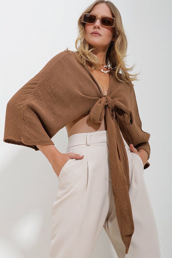 Trend Alaçatı Stili Trend Alaçatı Stili Women's Brown V-Neck Waist Belted Wound Sleeve Crop Linen Blouse