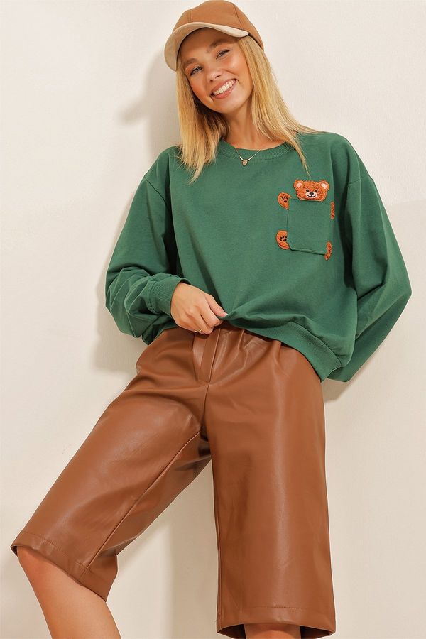 Trend Alaçatı Stili Trend Alaçatı Stili Women's Green Crew Neck Teddy Bear Embroidered Pocket Sweatshirt