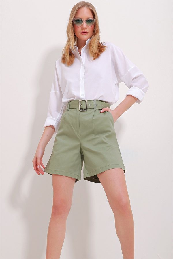 Trend Alaçatı Stili Trend Alaçatı Stili Women's Khaki Double Pocket Waist Belted Gabardine Shorts