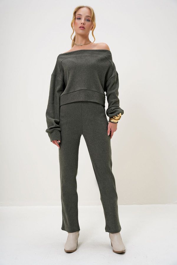 Trend Alaçatı Stili Trend Alaçatı Stili Women's Khaki Interlock Fabric Madonna Collar Crop Sweat and Elastic Leg Trouser Set