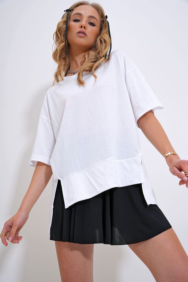 Trend Alaçatı Stili Trend Alaçatı Stili Women's White Crew Neck Oversize T-Shirt with Window Detail