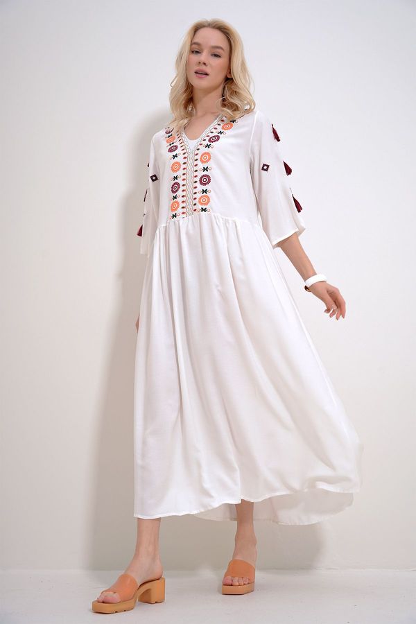 Trend Alaçatı Stili Trend Alaçatı Stili Women's White V-Neck Embroidered Tassel Detailed Woven Dress