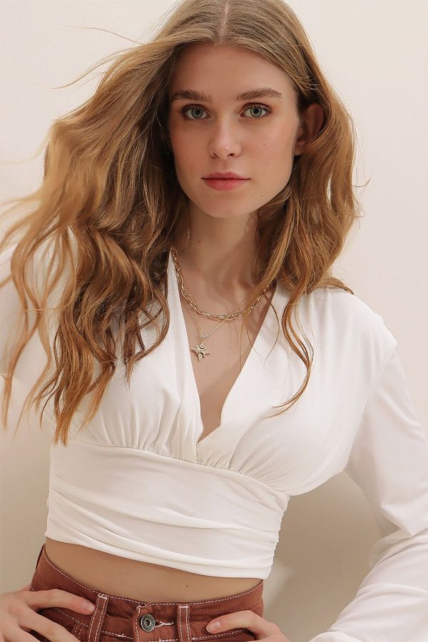 Trend Alaçatı Stili Trend Alaçatı Stili Women's White V-Neck Front and Waist Gathered Sandy Crop Blouse