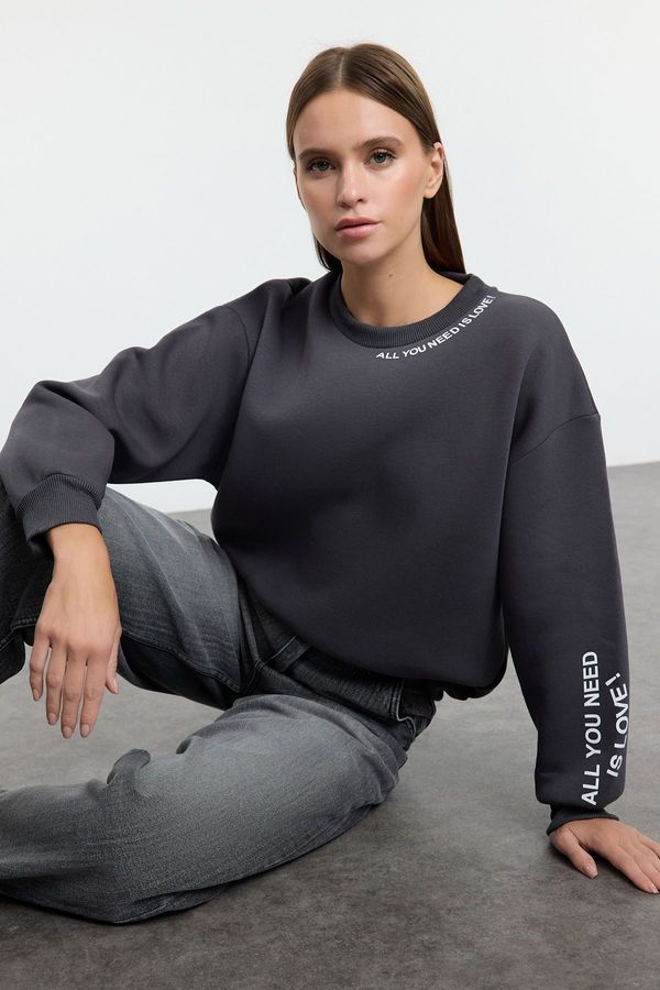 Trendyol Trendyol Anthracite Slogan Printed Regular/Normal Fit Thick Inside Fleece Knitted Sweatshirt