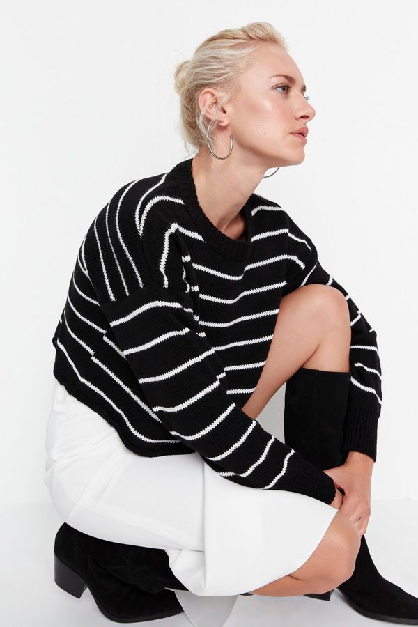 Trendyol Trendyol Black Crop Knitwear Sweater