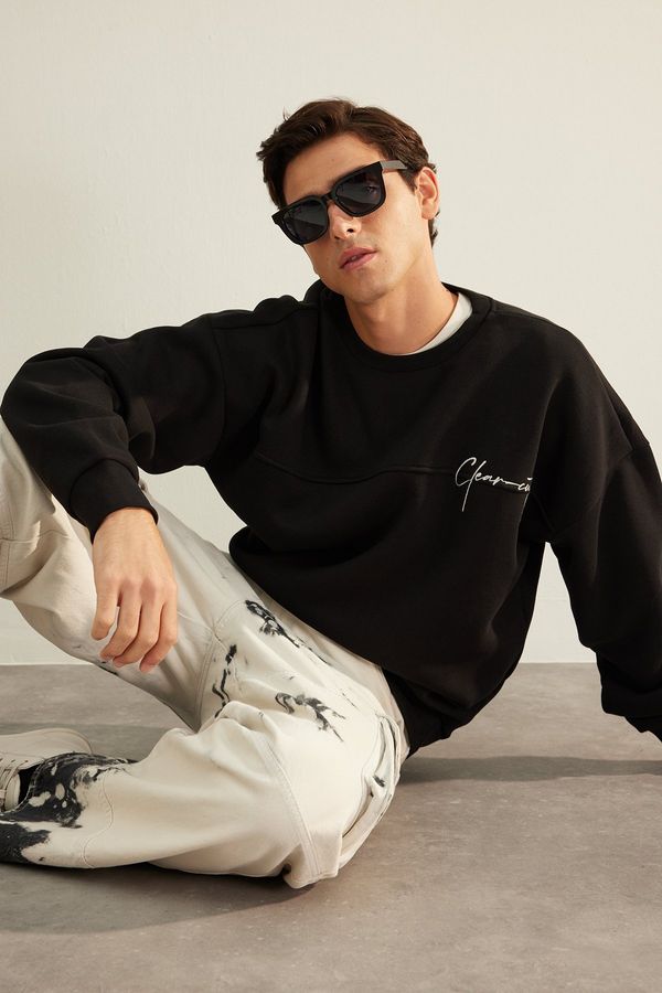 Trendyol Trendyol Black Oversize/Wide Cut Designer Embroidered Stitching Detail Fleece Inside Sweatshirt