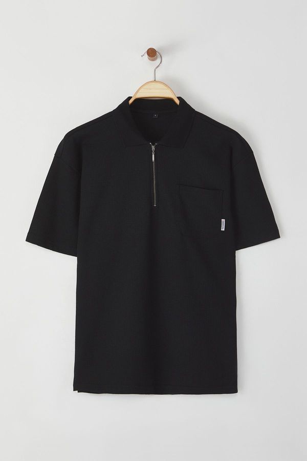 Trendyol Trendyol Black Oversize/Wide Cut Textured Polo Neck T-shirt with Pocket Details