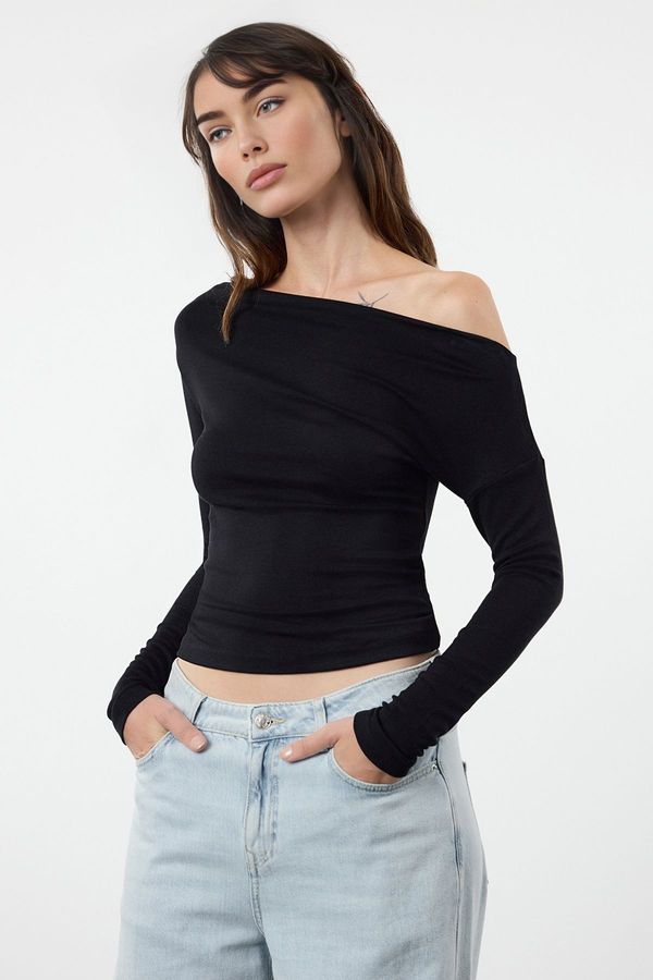 Trendyol Trendyol Black Plain Premium Soft Fabric Fitted/Fits the Body Boat Neck Knitted Blouse