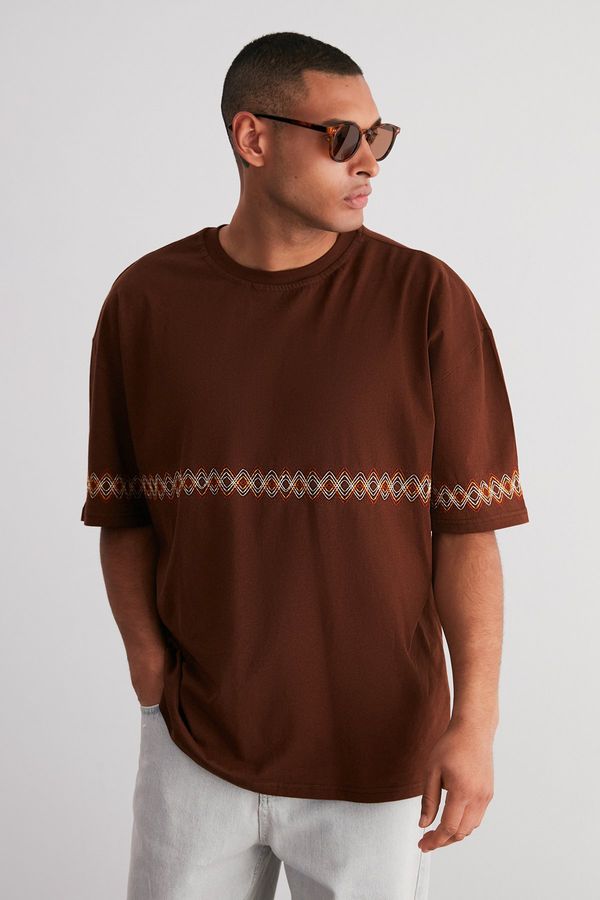 Trendyol Trendyol Brown Oversize/Wide Cut Embroidered 100% Cotton T-Shirt