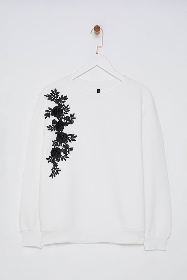 Trendyol Trendyol Ecru Regular/Normal Pattern Flower Detailed Thick Polar Fleece Knitted Sweatshirt