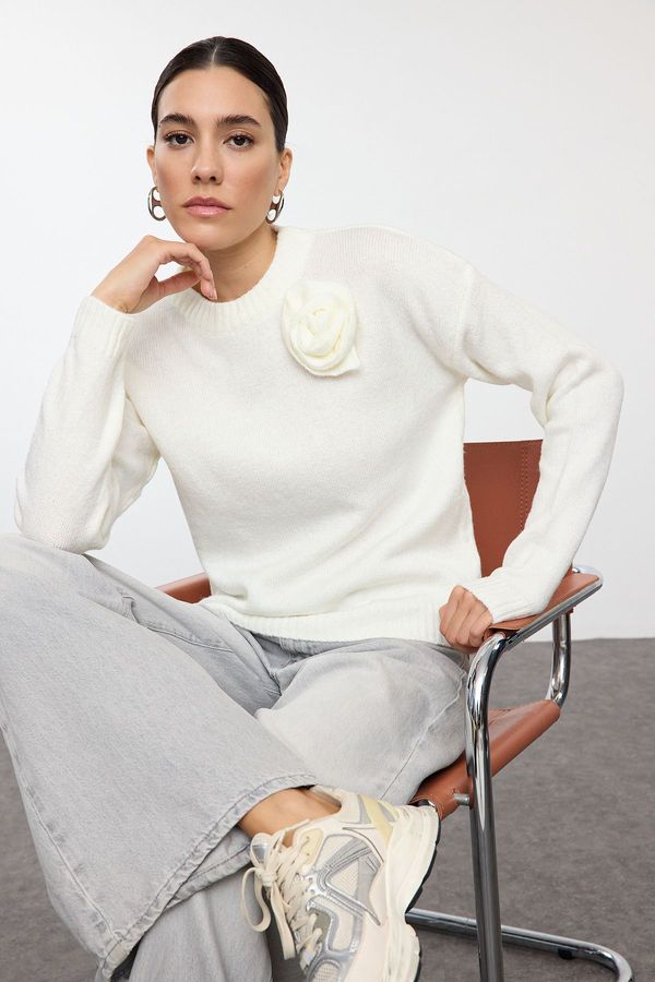 Trendyol Trendyol Ecru Rose Detailed Soft Texture Knit Sweater