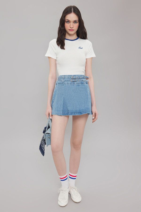 Trendyol Trendyol Ecru Slogan Embroidered Contrast Piping Detailed Regular Length Elastic Ribbed Knitted Blouse