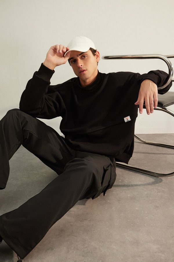Trendyol Trendyol Limited Edition Black Oversize/Wide-Fit Labeled Fleece Long Sleeve Sweatshirt
