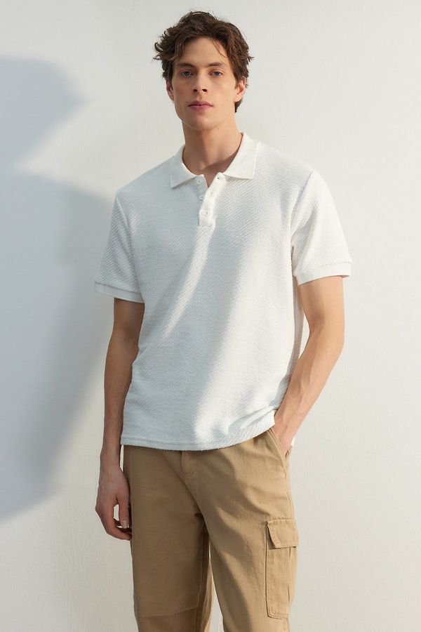 Trendyol Trendyol White Regular/Normal Cut Short Sleeve Textured Buttoned Polo Collar T-shirt