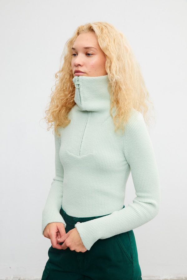 VATKALI VATKALI Cropped sweater with zippered collar - Limited edition