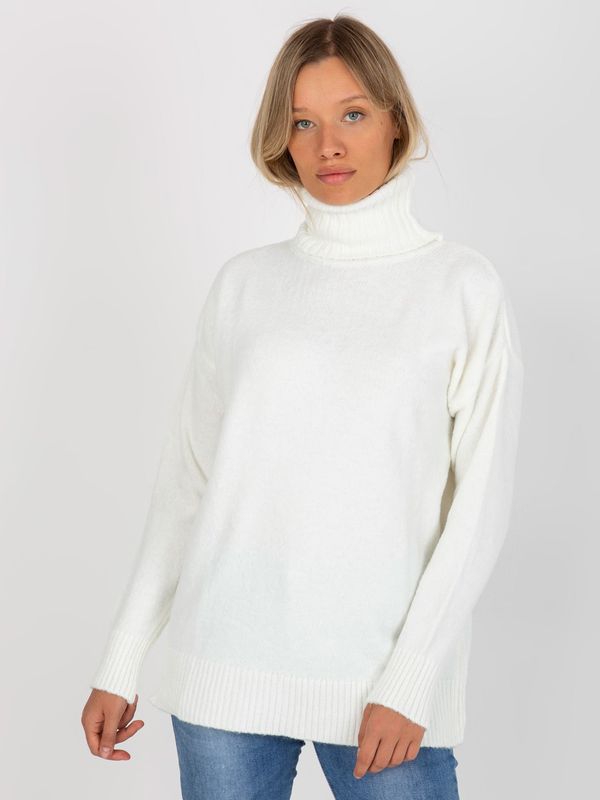 Fashionhunters White simple turtleneck in loose cut RUE PARIS