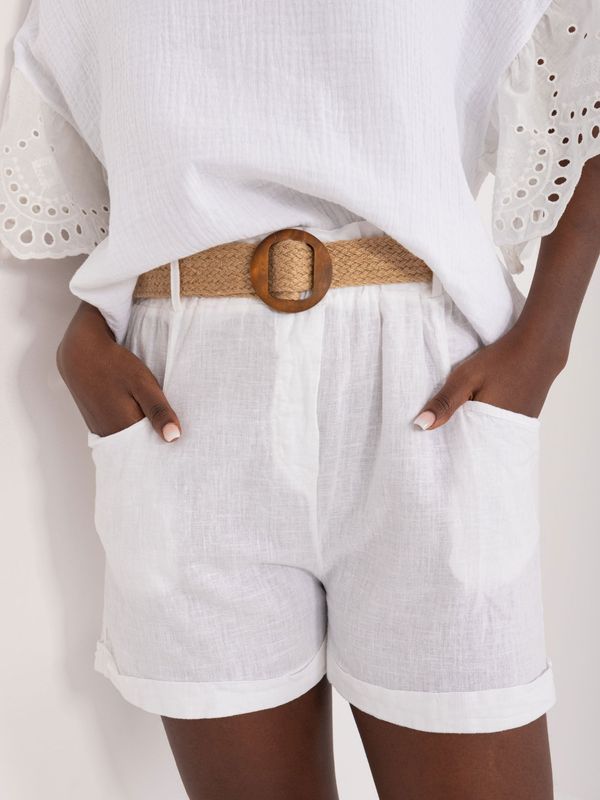 Fashionhunters White women's shorts with belt